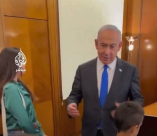  نتنياهو يسأل أحد الأولاد عن صورة المسجد الأقصى في مكتبه ليتفاجأ باجابته